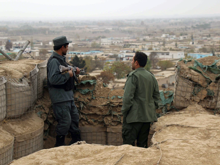 عناصر من الشرطة الأفغانية في قاعدة أمامية بضواحي ولاية قندز - أفغانستان- 26 نوفمبر 2017 - REUTERS