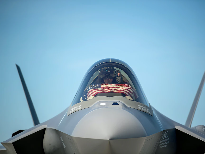 طائرة من طراز إف-35 تستعد للإقلاع من قاعدة فيرمونت الجوية في الولايات المتحدة. 22 مايو 2020 - REUTERS