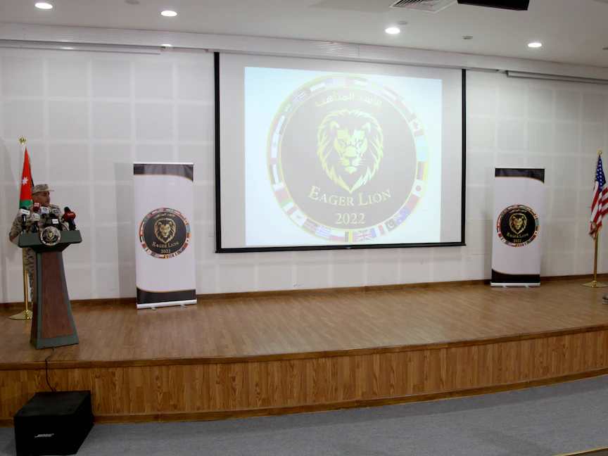 العقيد الركن مصطفى الحياري الناطق باسم القوات المسلحة الأردنية والمتحدث باسم القوات الأميركية المشاركة في المناورات العقيد سميث خلال مؤتمر صحافي – 4 سبتمبر 2022 - www.jaf.mil.jo