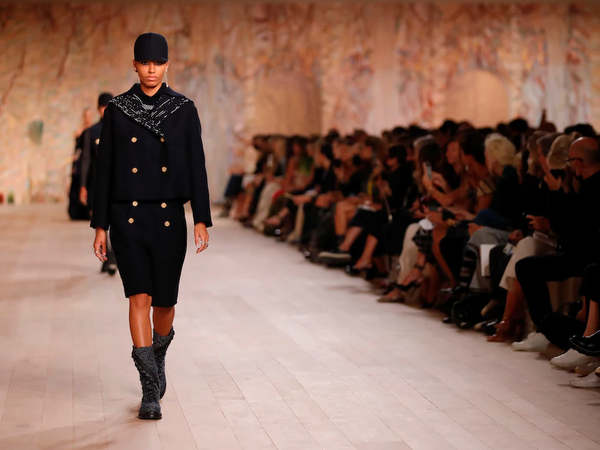 عارضة ترتدي أزياء من تصميم ماريا غراتسيا كيوري خلال عرض مجموعة خريف وشتاء لدار ديور في باريس- 5 يوليو 2021 - REUTERS