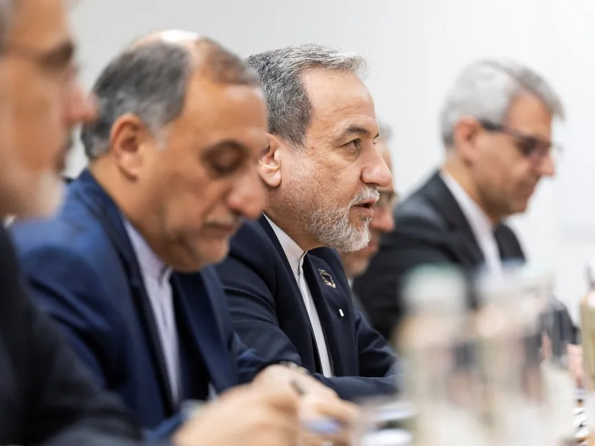وزير الخارجية الإيراني عباس عراقجي في محادثات ثنائية مع نظيره السويسري بعد المفاوضات مع واشنطن، جنيف، 17 فبراير 2026 - Reuters