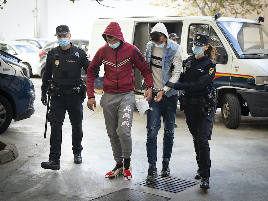 اثنان من المهاجرين فروا في مطار بالما، يصلان برفقة ضباط الشرطة إلى قاعة المحكمة في بالما دي مايوركا - 8 نوفمبر 2021 - AFP