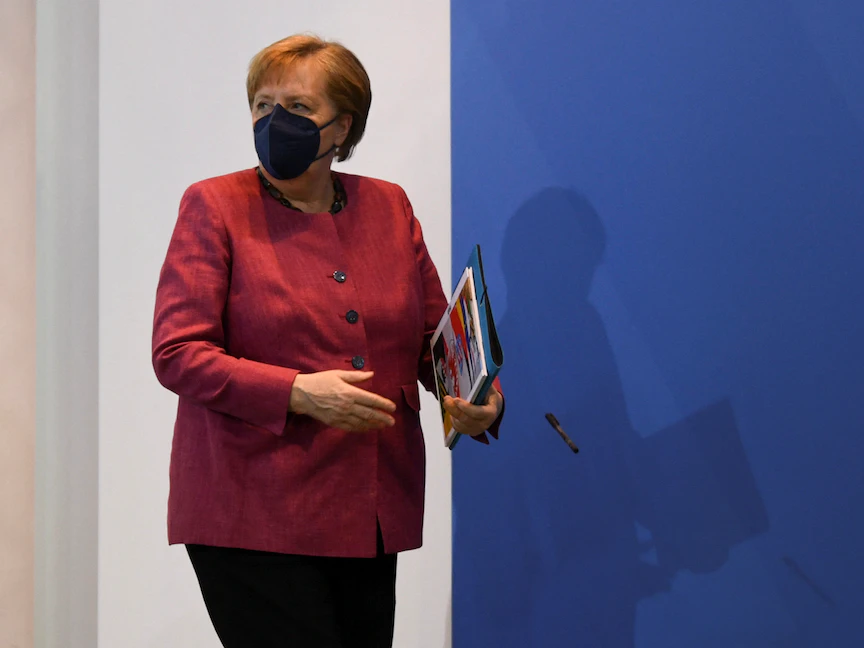 المستشارة الألمانية أنغيلا ميركل بعد اجتماع مع قادة إقليميين للولايات الشرقية في مبنى المستشارية في برلين - 2 يونيو 2021 - AFP