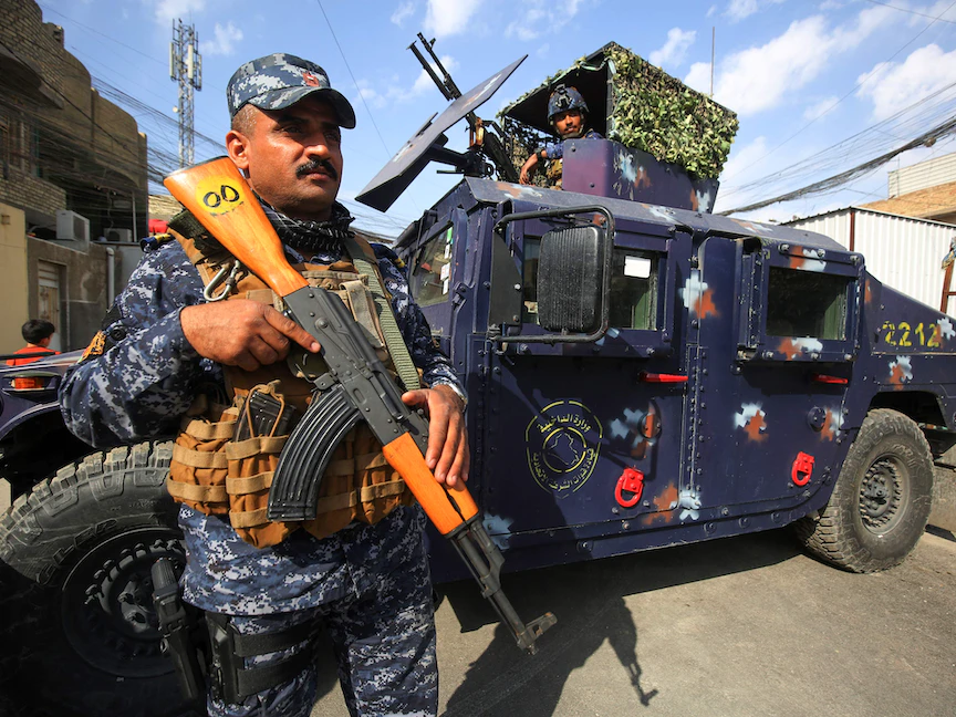 عنصران من قوات الشرطة الاتحادية العراقية في نقطة تفتيش عند أحد شوارع العاصمة بغداد - 29 يناير 2021 - AFP
