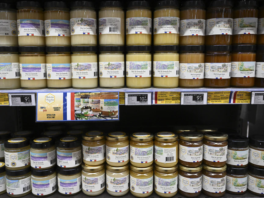 عبوات من العسل على رف متجر في بلدة سبتميس ليه فالون قرب مرسيليا جنوب فرنسا- 3 نوفمبر 2022 - AFP