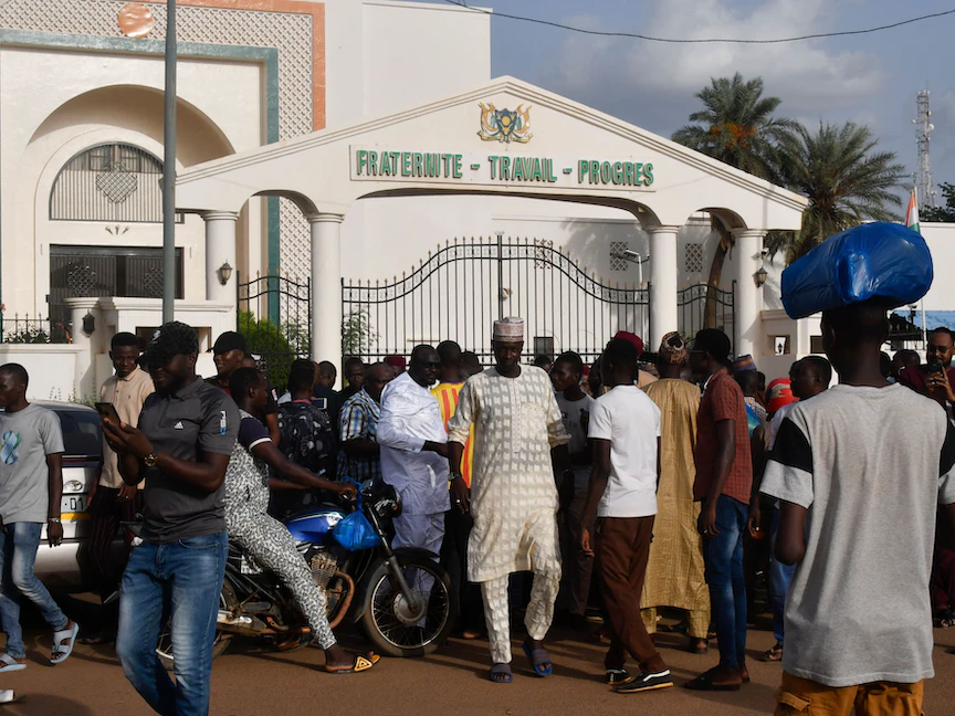 أنصار الرئيس النيجري محمد بازوم يتجمعون في العاصمة نيامي احتجاجاً على احتجاز عسكريين للرئيس. 26 يوليو 2023 - AFP