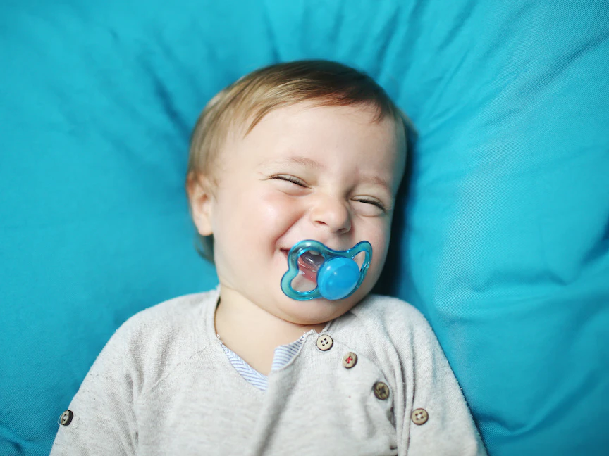 تهدئ اللهاية طفلاً رضيعاً متأففاً لكن استخدامها لفترة طويلة قد يؤدي إلى مشكلات في النوم والأسنان - Getty Images