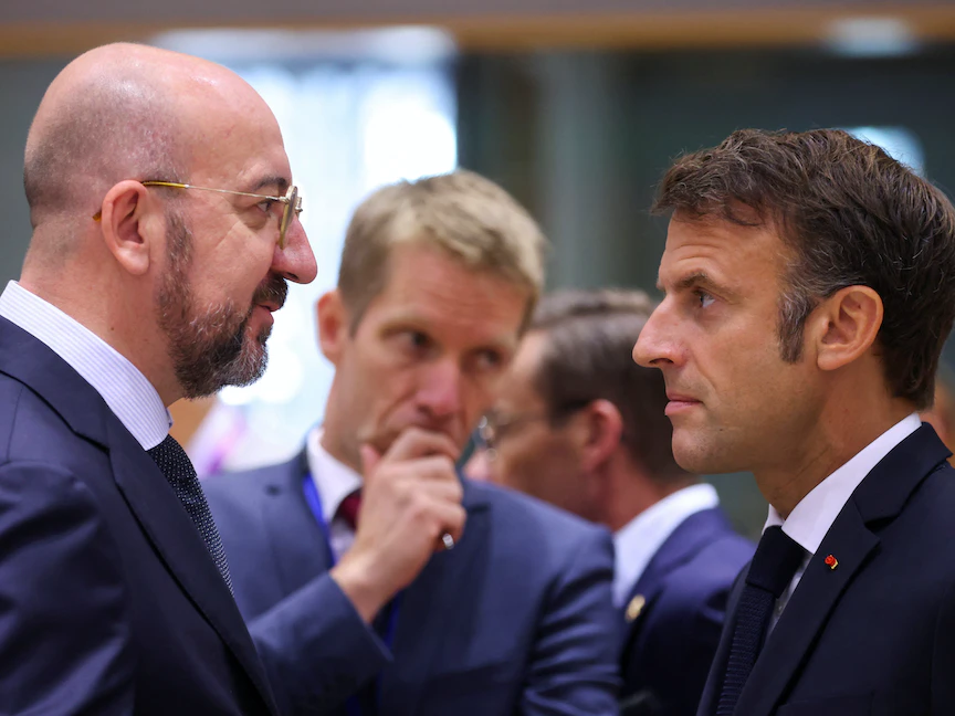 رئيس المجلس الأوروبي تشارل ميشيل والرئيس الفرنسي إيمانويل ماكرون يحضران قمة قادة الاتحاد الأوروبي في بروكسل. بلجيكا في 30 يونيو 2023 - REUTERS