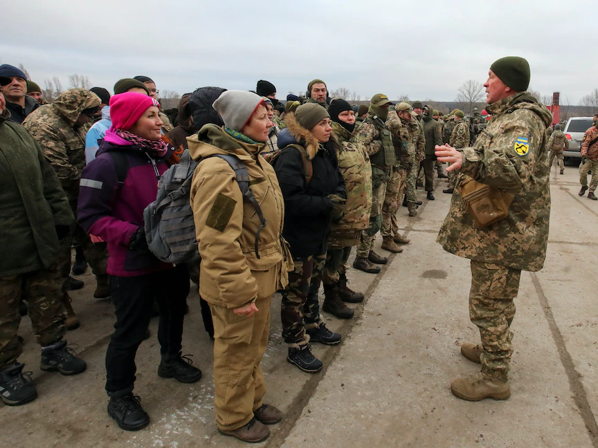جنود احتياط من قوات الدفاع الإقليمية الأوكرانية يستمعون إلى تعليمات خلال تدريب خارج خاركيف - 11 ديسمبر 2021 - REUTERS