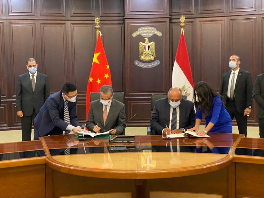 وزير الخارجية المصري سامح شكري ومستشار الدولة وزير خارجية الصين وانغ ييّ يوقعان "اتفاق إنشاء لجنة التعاون الحكومية المشتركة بين مصر والصين"، العلمين مصر - 18 يوليو 2021. - twitter.com/MfaEgypt