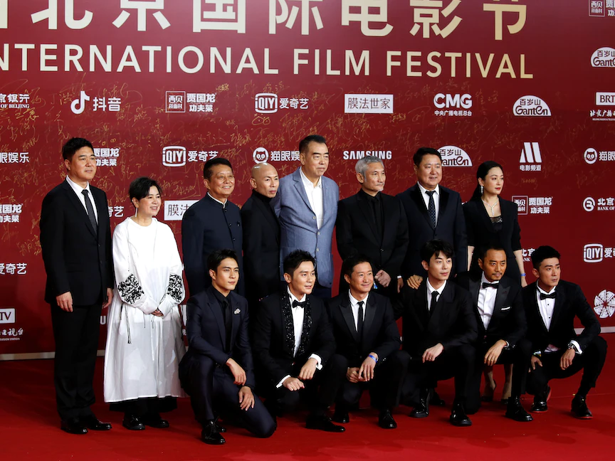 طاقم فيلم "المعركة في بحيرة تشانغجين" في مهرجان بكين السينمائي الدولي 2021 - REUTERS