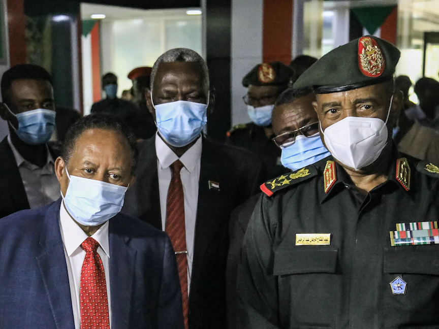 رئيس الوزراء السوداني عبد الله حمدوك إلى جانب رئيس مجلس السيادة الفريق أول عبد الفتاح البرهان في مقر القيادة العامة للقوات المسلحة بالعاصمة الخرطوم، 26 أبريل 2021 - AFP