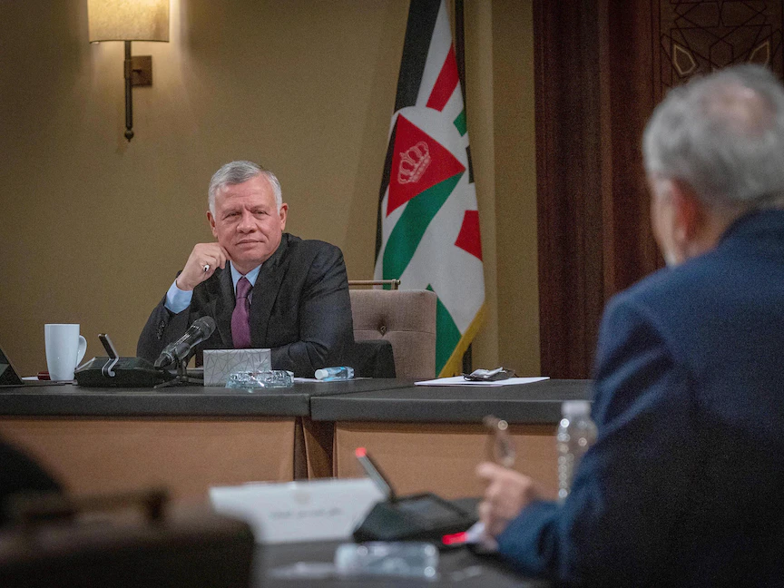 ملك الأردن عبد الله الثاني خلال لقائه شخصيات سياسية في قصر الحسينية - عمان - 30 مايو 2021 - twitter@RHCJO