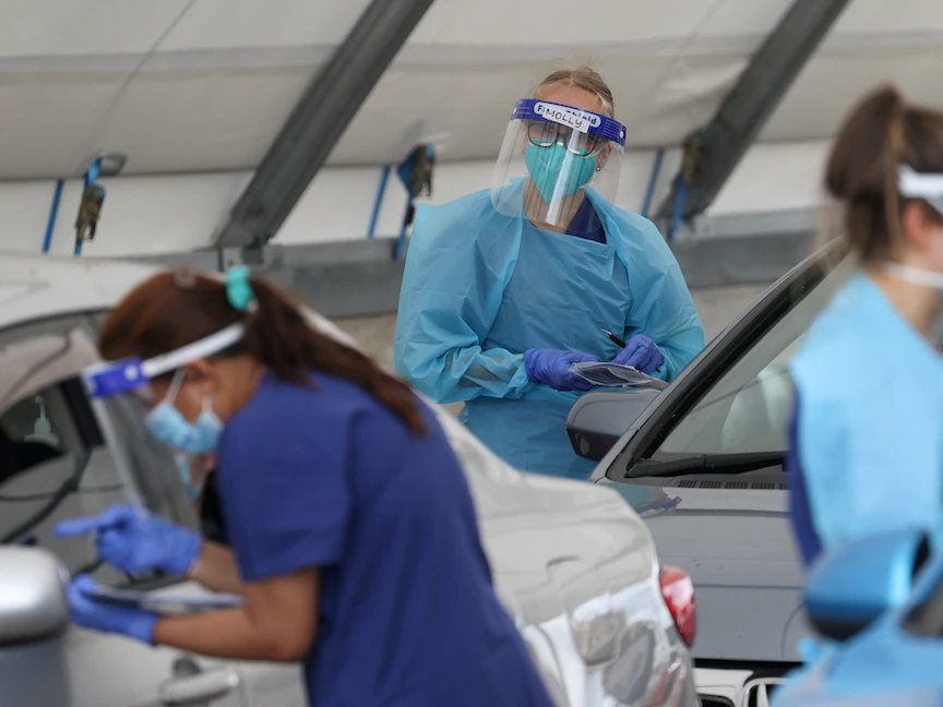 عاملون طبيون يجرون اختبارات متعلقة بفيروس كورونا - REUTERS