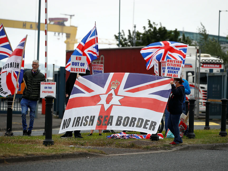 متظاهرون في بلفاست يحتجون على بروتوكول أيرلندا الشمالية المنصوص عليه في اتفاق ما بعد خروج بريطانيا من الاتحاد الأوروبي "بريكست" - 3 يوليو 2021 - REUTERS