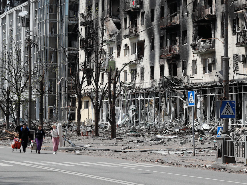 أحد شوارع مدينة ماريوبل المدمرة في جنوب شرقي أوكرانيا - REUTERS