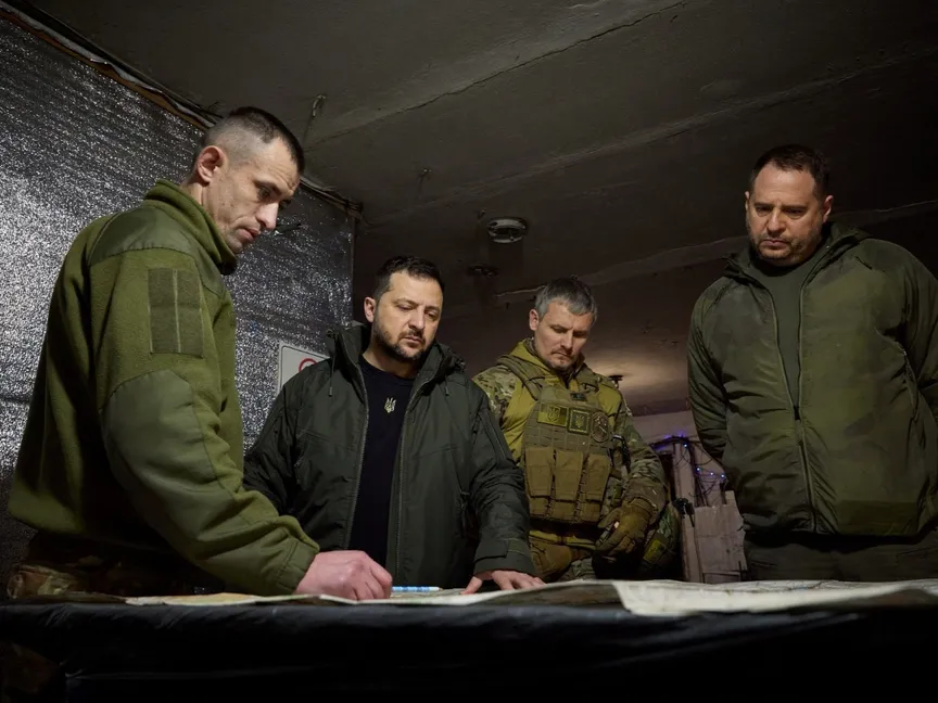 الرئيس الأوكراني فولوديمير زيلينسكي يزور خط المواجهة ضد القوات الروسية في بلدة أفديفكا بمنطقة دونيتسك. 29 ديسمبر 2023 - Reuters