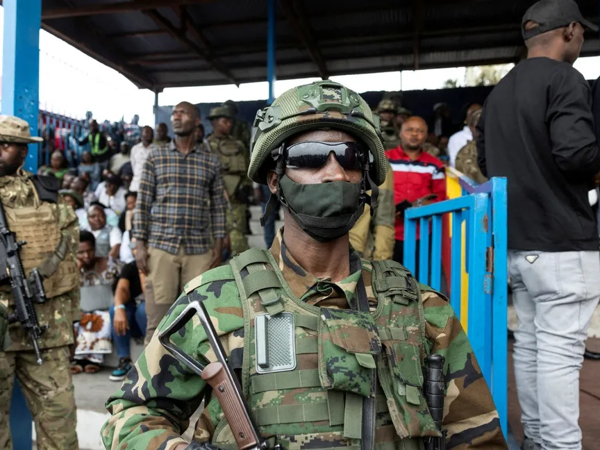 عناصر حركة 23 مارس (M23) خلال اجتماع نظمته الحركة في ملعب دي لونيتي بمدينة جوما شرق جمهورية الكونغو الديمقراطية. 6 فبراير 2025 - REUTERS