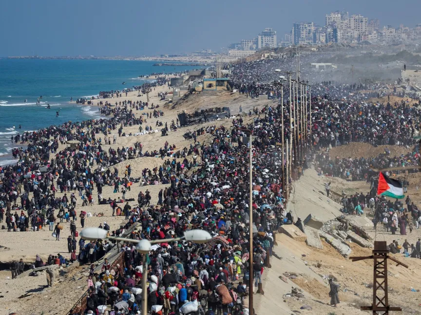 نازحون فلسطينيون يشقون طريق عودتهم إلى شمال قطاع غزة. 27 يناير 2025 - Reuters