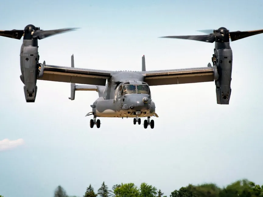 طائرة من طراز CV-22 Osprey تستعد للهبوط أثناء عرض جوي في مطار ويتمان الإقليمي بولاية ويسكونسن الأميركية. 30 يوليو 2021 - موقع الجيش الأميركي