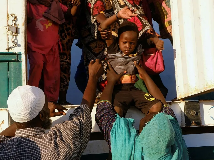 نازحون سودانيون من الفاشر يصلون مخيماً للنازحين في الدبة، السودان، 19 نوفمبر 2025 - REUTERS