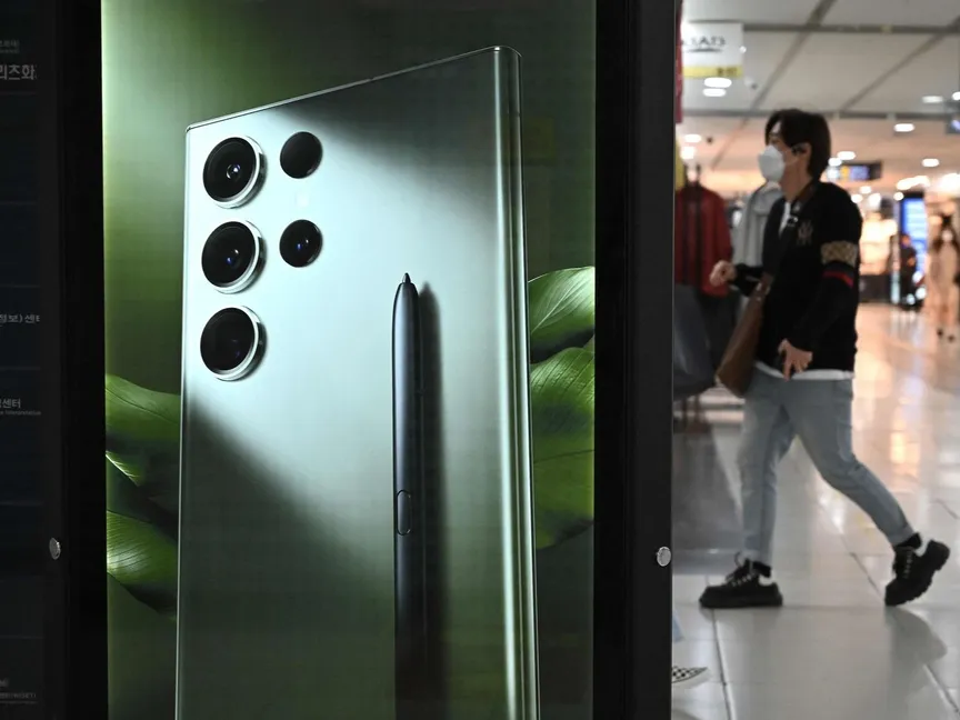 هاتف سامسونج جلاكسي S23 ألترا يظهر على جدران أحد المتاجر في سول. - AFP