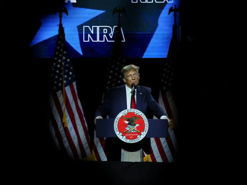 الرئيس الأميركي السابق والمرشح الجمهوري للرئاسة دونالد ترمب يتحدث خلال المنتدى الرئاسي للجمعية الوطنية للبنادق في بنسلفانيا. 9 فبراير 2024 - Reuters