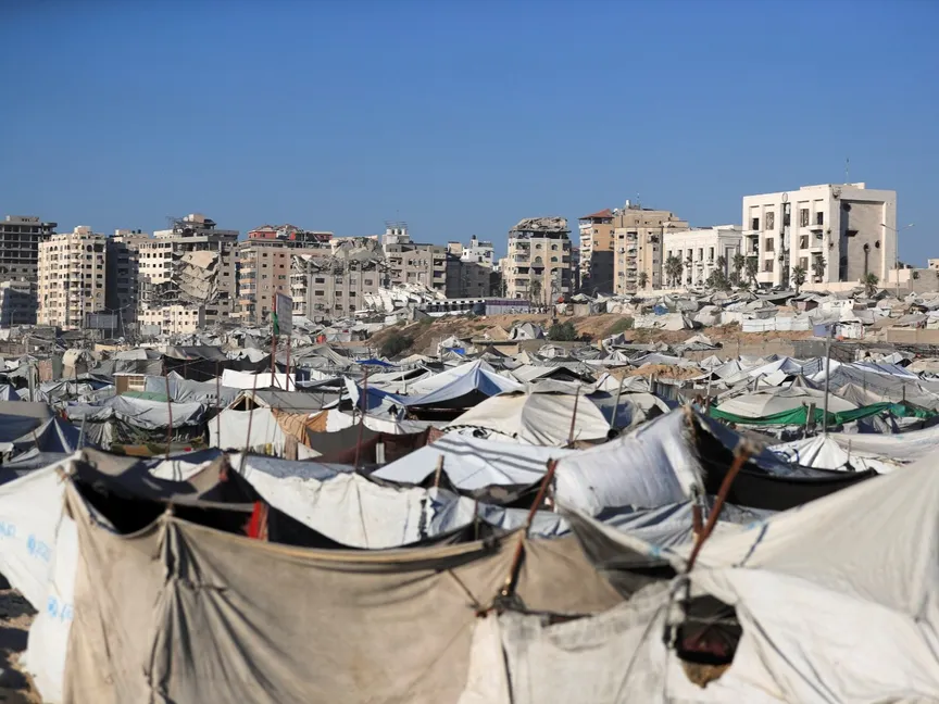 فلسطينيون نازحون يحتمون داخل مخيم من الخيام في مدينة غزة. 14 يوليو 2026 - Reuters