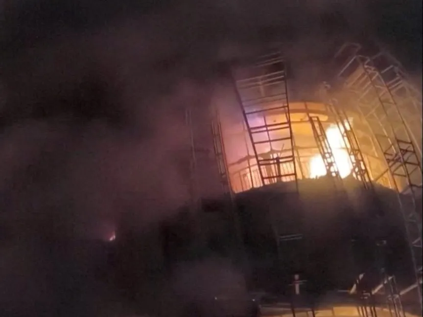 صورة من تقرير بثته وسائل الإعلام الإيرانية الرسمية لحريق بمبنى حكومي في كرج. 10 يناير 2025 - Reuters