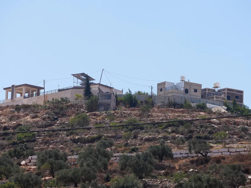 منازل فلسطينية محاصرة من قبل مستوطنين إسرائيليين في قرية قصرة بالضفة الغربية المحتلة. 13 أغسطس 2026 - Reuters