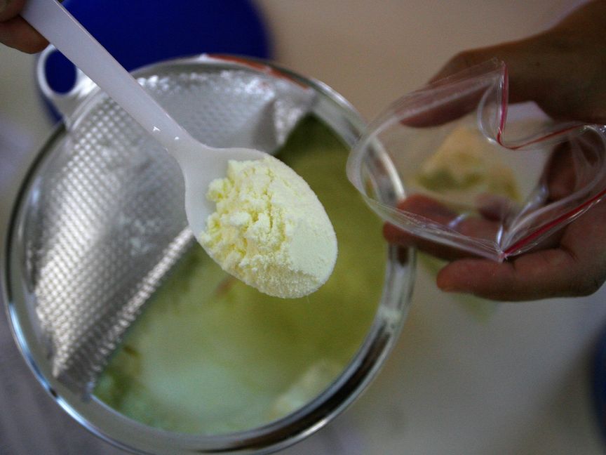 فرنسا تدرس صلة وفاة طفل ثالث بحليب أطفال خاضع لإجراءات سحب من السوق