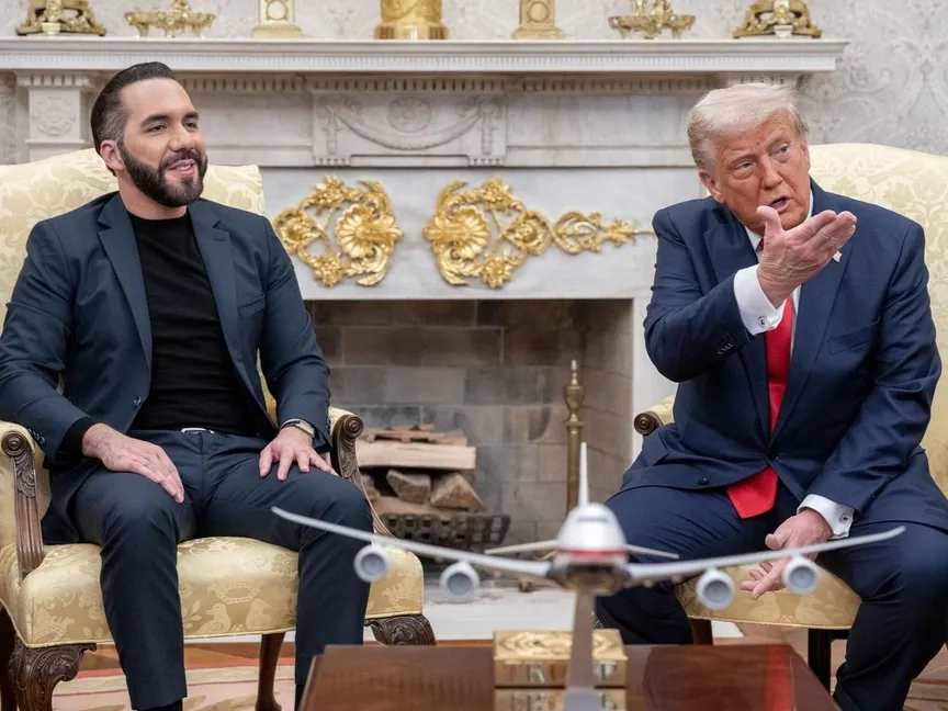 الرئيس الأميركي دونالد ترمب مع رئيس السلفادور نجيب أبو كيلة في البيت الأبيض. واشنطن. 14 أبريل 2025 - Bloomberg