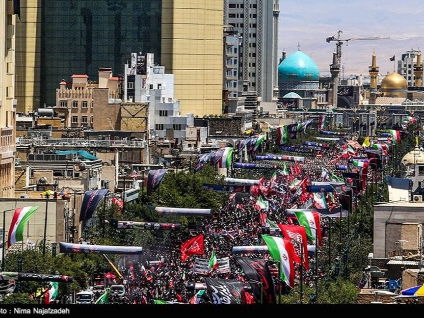تشييع مرشد إيران السابق علي خامنئي في مدينة مشهد وسط غياب نجله مجتبى
