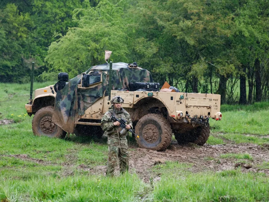 جندي أميركي يقف بجانب مركبة JLTV التكتيكية الخفيفة في ولاية بافاريا الألمانية. 11 مايو 2023 - AFP