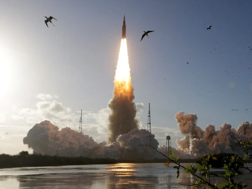 صاروخ نظام الإطلاق الفضائي SLS مع كبسولة أوريون المأهولة بأربعة رواد فضاء ينطلق من مركز كينيدي للفضاء في كيب كانافيرال بفلوريدا في مهمة "أرتيمس 2" التابعة لوكالة ناسا. 1 أبريل 2026 - Reuters