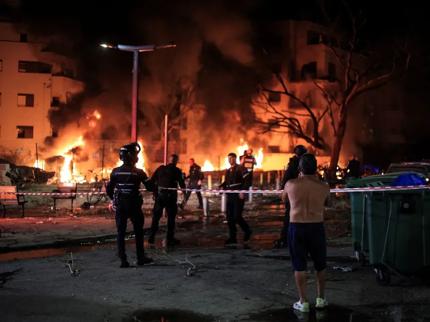 فرق الطوارئ الإسرائيلية تعمل على السيطرة على النيران الناجمة عن القصف الإيراني الصاروخي على تل أبيب. 16 يونيو 2025 - REUTERS