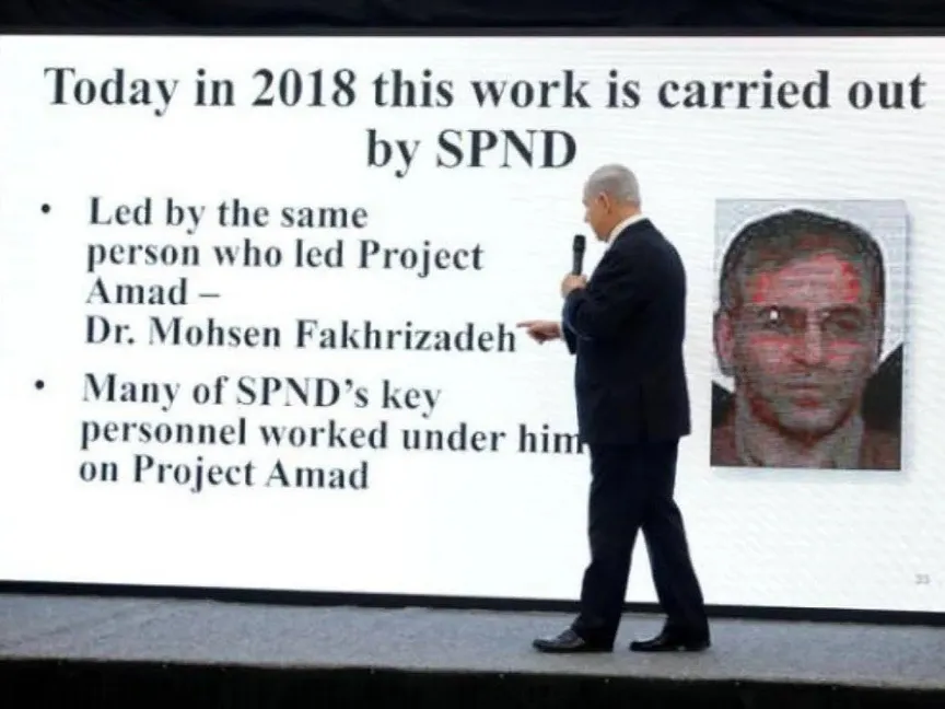 رئيس الوزراء الإسرائيلي بنيامين نتنياهو يشير إلى وثائق من الأرشيف النووي الإيراني تكشف دور محسن فخري زاده في برنامج التسلح النووي لطهران، تل أبيب. 30 أبريل 2018 - رويترز