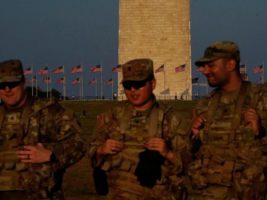 عناصر من الحرس الوطني الأميركي بالقرب من النصب التذكاري في واشنطن، الولايات. 16 أغسطس 2025 - reuters