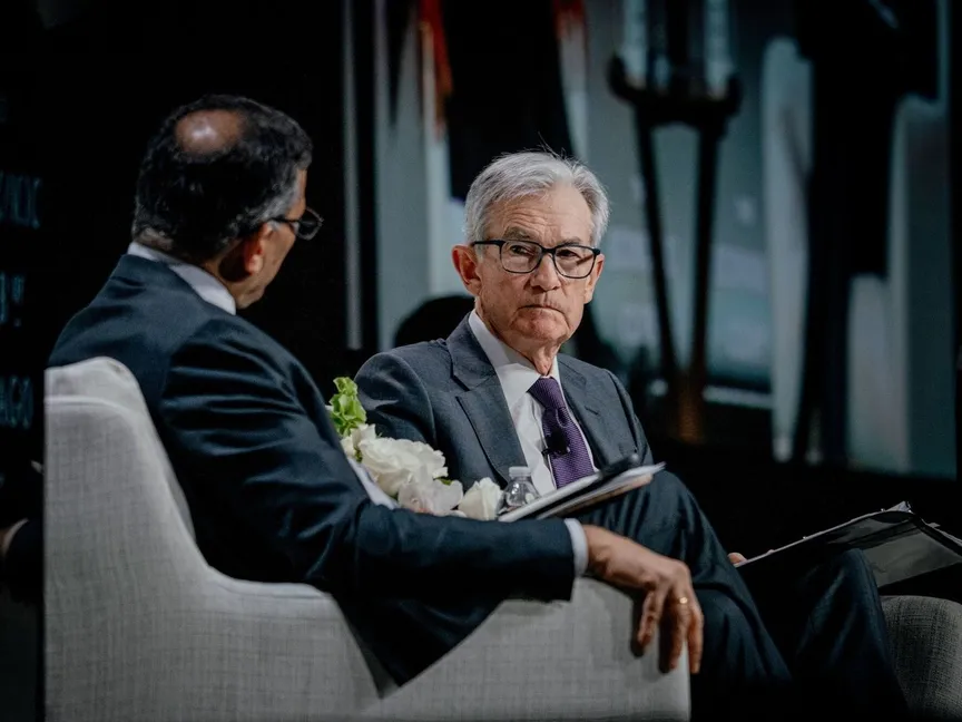 رئيس مجلس الاحتياطي الفيدرالي جيروم باول خلال حديثه أمام نادي شيكاغو الاقتصادي. 17 أبريل 2025 - Bloomberg