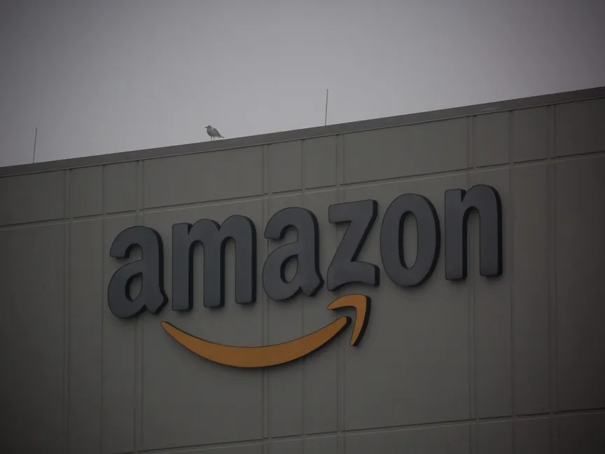 شعار شركة "أمازون" على مقر لها في نيويورك. 7 فبراير 2022 - Bloomberg