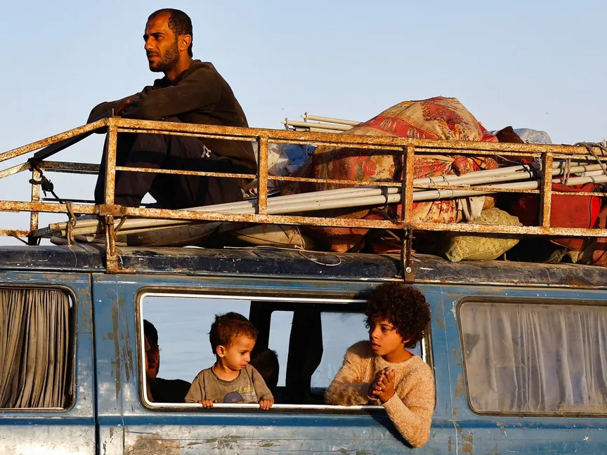 نازحون فلسطينيون يتجهون جنوباً بعد أن أمرت القوات الإسرائيلية سكان مدينة غزة بالإخلاء نحو الجنوب، وسط قطاع غزة. 03 سبتمبر 2025 - REUTERS