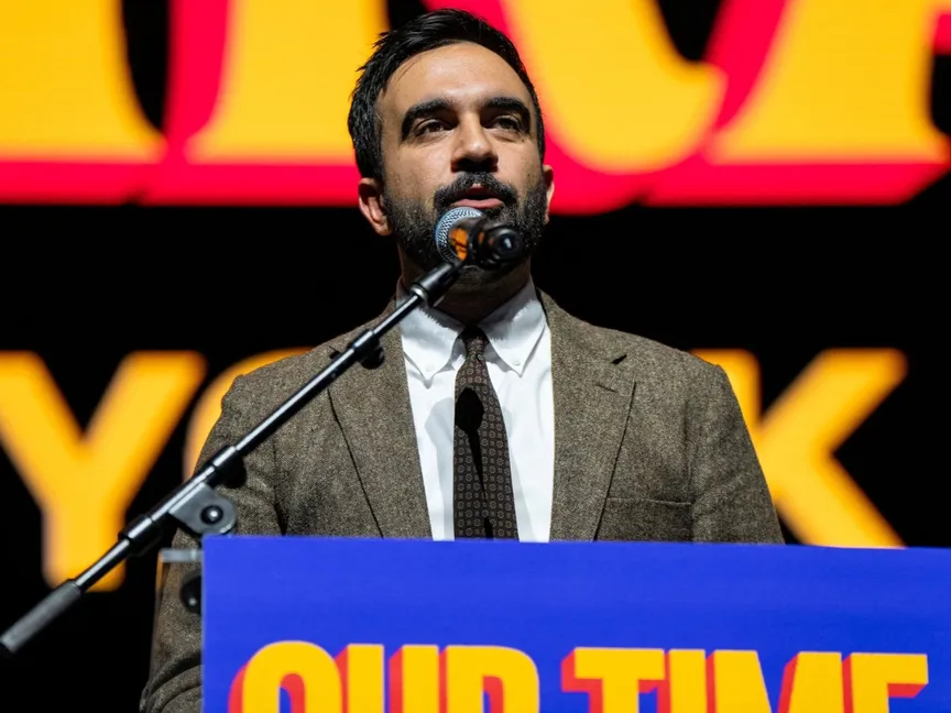 المرشح الديمقراطي لمنصب عمدة مدينة نيويورك زهران ممداني يتحدث خلال تجمع انتخابي في مانهاتن بمدينة نيويورك. 13 أكتوبر 2025 - REUTERS