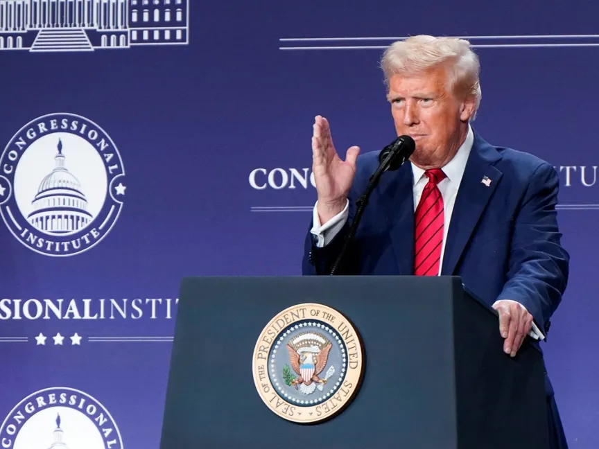 الرئيس الأميركي دونالد ترمب يتحدث خلال اجتماع في ولاية فلوريدا لأعضاء الحزب الجمهوري بمجلس النواب. 27 يناير 2025 - Reuters