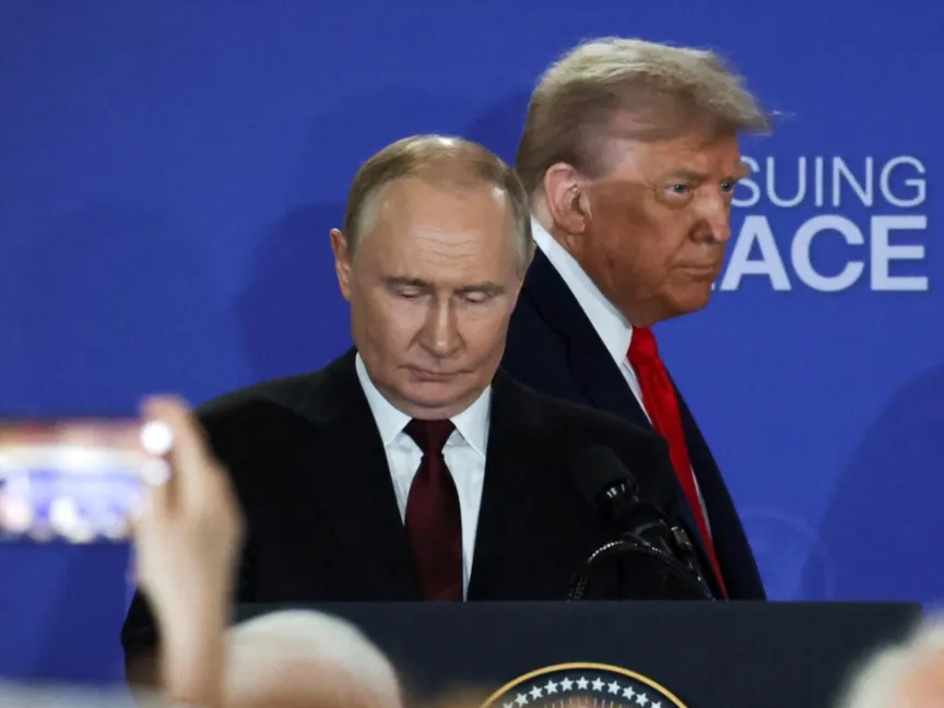 الرئيس الأميركي دونالد ترمب ونظيره الروسي فلاديمير بوتين خلال مؤتمر صحافي عقب قمتهما في ألاسكا. الولايات المتحدة. 15 أغسطس 2025 - Reuters