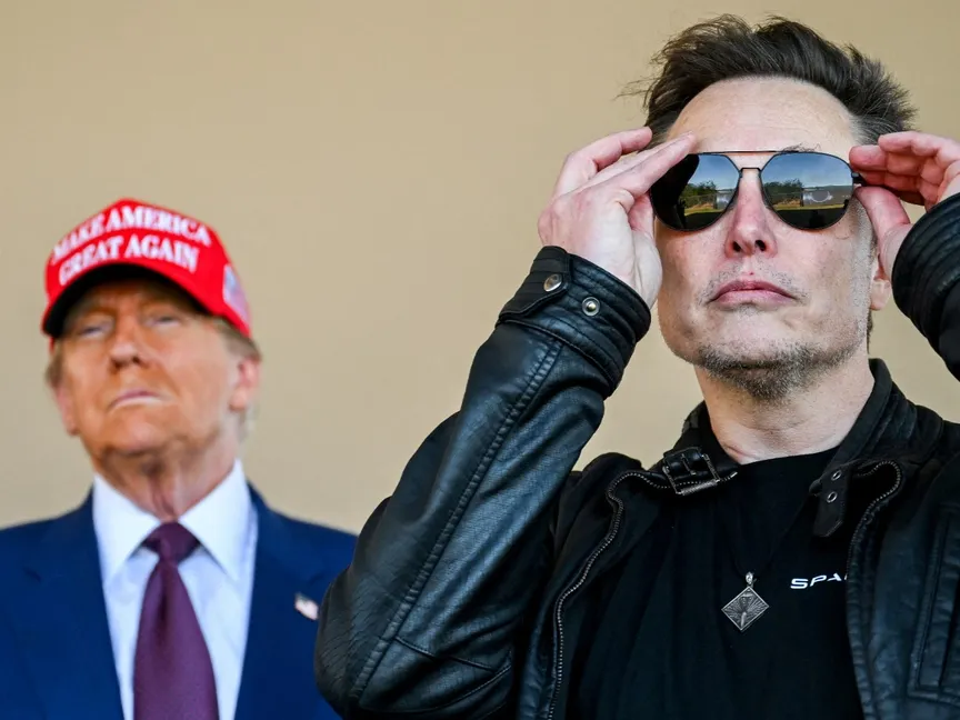 الرئيس الأميركي دونالد ترمب رفقة الملياردير إيلون ماسك يشاهدان إطلاق الرحلة التجريبية السادسة لصاروخ ستارشيب التابع لشركة سبيس إكس في ولاية تكساس الأميركية. 19 نوفمبر 2024 - reuters