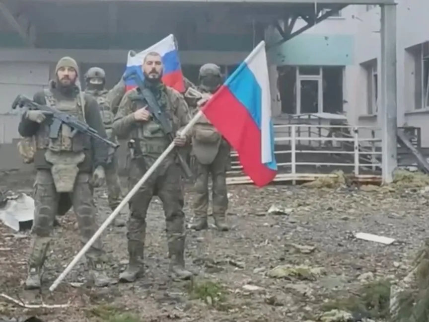 عدد من الجنود الروس يرفعون أعلام بلادهم بعد السيطرة على منطقة في خاركيف شمال شرقي أوكرانيا. 21 نوفمبر 2025 - via REUTERS