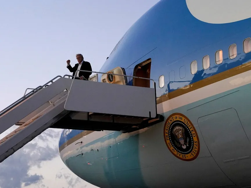 الرئيس الأميركي دونالد ترمب أثناء نزوله من الطائرة الرئاسة في مطار بالم بيتش الدولي بولاية فلوريدا. 11 أبريل 2025 - Reuters