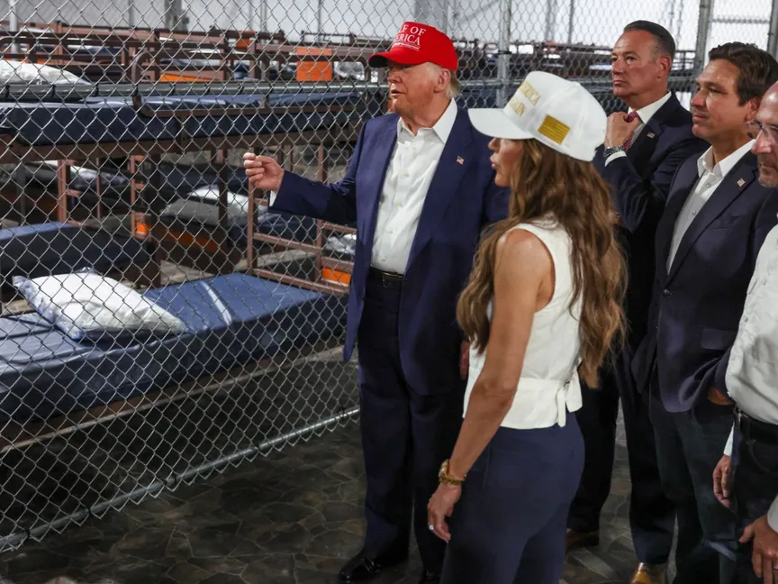 الرئيس الأميركي دونالد ترمب، وحاكم فلوريدا رون ديسانتيس، ووزيرة الأمن الداخلي كريستي نويم، يزورون مركز احتجاز للمهاجرين في فلوريدا. 1 يوليو 2025 - Reuters