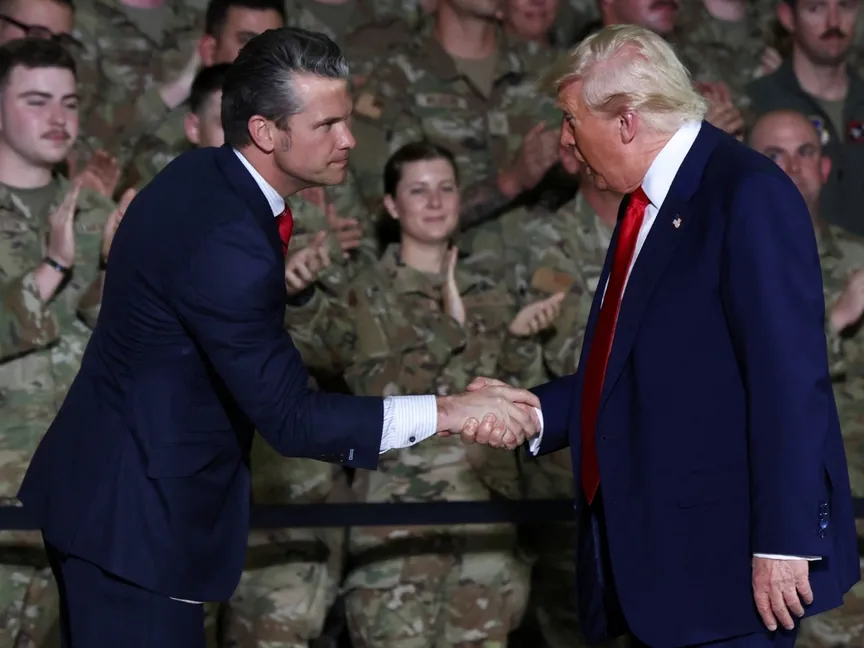 الرئيس الأميركي دونالد ترمب يصافح وزير الدفاع بيت هيجسيث خلال فعالية في قاعدة سيلفريدج للحرس الوطني الجوي في بلدة هاريسون بولاية ميشيجان. 29 أبريل 2025 - REUTERS
