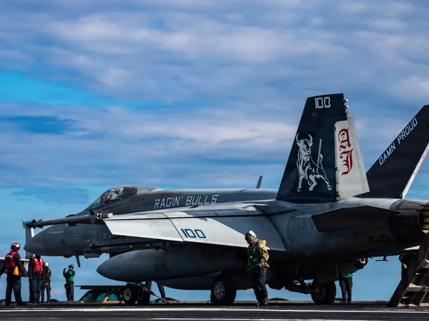 مقاتلات أميركية تستعد للانطلاق من حاملة الطائرات جيرالد فورد (CVN 78) المنتشرة شرق البحر المتوسط والتي تشارك في عملية "الغضب الملحمي" التي تشننّها الولايات المتحدة ضد إيران بمشاركة إسرائيل- 2 مارس 2026 - "CENTCOM"